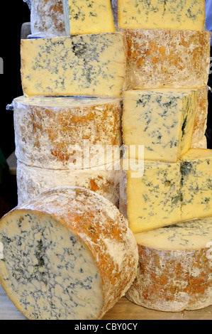 Close up of Colston Bassett Blue Stilton cheese en vente à Covent Garden, Londres. Banque D'Images