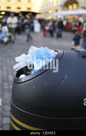 Corbeille pleine à Covent Garden, 'West End' de Londres. Banque D'Images