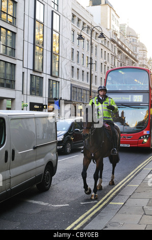 Canada Metropolitan police en patrouille sur le Strand, West End, Londres. Banque D'Images