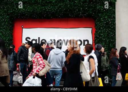 Bargain-foule chasse file d'attente pour le lendemain de la vente à Selfrodge's Store, Londres, Angleterre, Royaume-Uni, Europe Banque D'Images