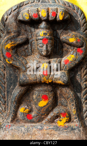 Sanctuaire hindou Vishnu indien pierre dépeignant la déité dans un village du sud de l'Inde, de l'Andhra Pradesh, Inde Banque D'Images