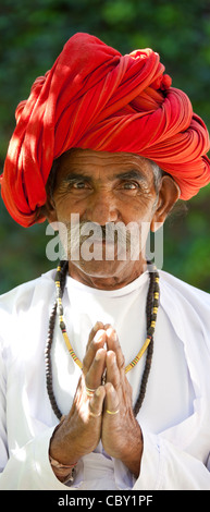 Namaste traditionnelle salutation de indien avec turban Rajasthani traditionnelle dans village de Rajasthan, en Inde. Parution du modèle Banque D'Images