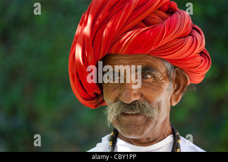 L'homme indien avec turban Rajasthani traditionnelle à Narlai village de Rajasthan, Inde du Nord. Parution du modèle Banque D'Images