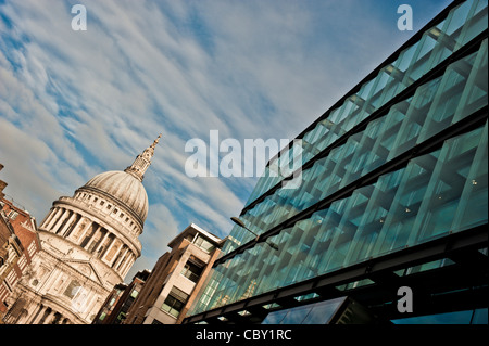 Cathédrale Saint-Paul, architecture traditionnelle avec bâtiment contemporain en verre et en acier du QG de l'Armée du Salut au premier plan.Londres. Banque D'Images