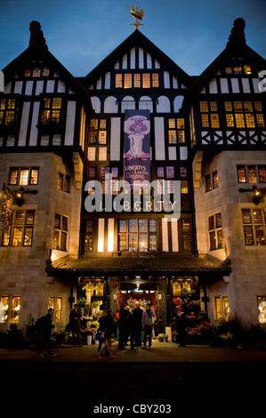 L'avant du magasin Liberty, Regent Street, Londres, à Noël. Banque D'Images