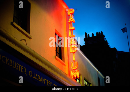 Enseigne au néon rouge et jaune à l'extérieur de Palladium Theatre, Londres. Banque D'Images