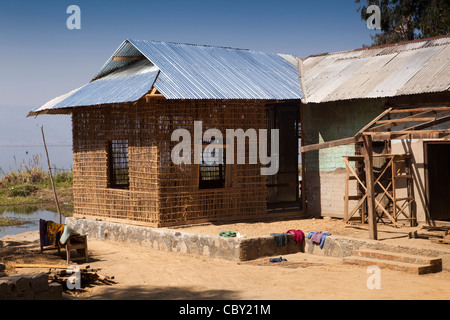 L'Inde, Manipur, Imphal, Loktak, Sendra Island, la maison de pêcheurs construites à partir de bois en attente de dung rendre Banque D'Images