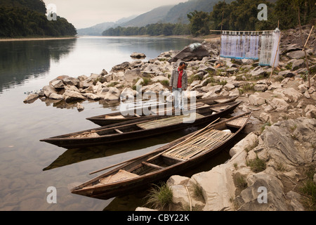 L'Inde, de l'Arunachal Pradesh, le long, Podbi, Siang River man looking at bateaux de pêche Banque D'Images