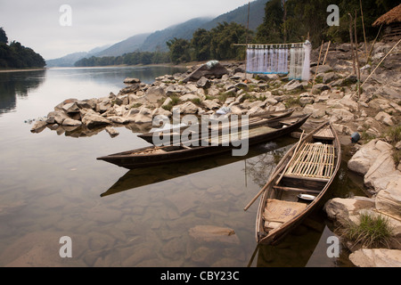 L'Inde, de l'Arunachal Pradesh, le long de la rivière Siang, Podbi, bateaux de pêche amarrés au camp temporaire riverside Banque D'Images