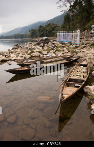 L'Inde, de l'Arunachal Pradesh, le long de la rivière Siang, Podbi, bateaux de pêche amarrés au camp temporaire riverside Banque D'Images