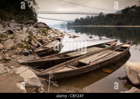 L'Inde, de l'Arunachal Pradesh, le long de la rivière Siang, Podbi, bateaux de pêche amarrés au-dessous de ponts de suspension Banque D'Images