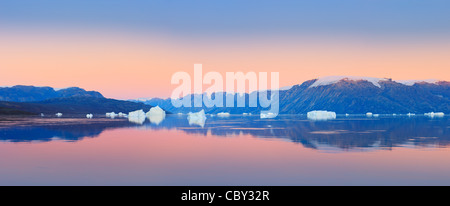 Lever du soleil dans le Fjord Røde, Scoresbysund, Groenland Banque D'Images