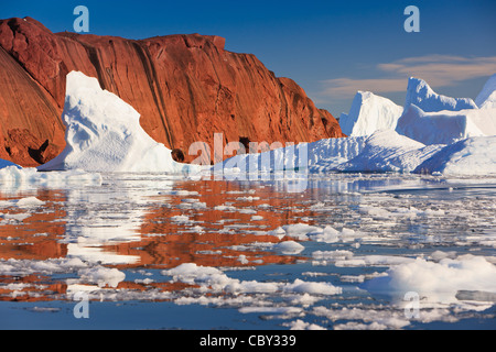 Les croisières entre les icebergs à Ø Røde, Scoresby Sund, Groenland Banque D'Images