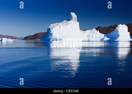 Les croisières entre les icebergs à Ø Røde, Scoresbysund, Groenland Banque D'Images