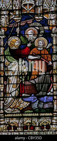 Un vitrail illustrant des scènes de la vie de Jésus, saint Pierre et St Paul Church, Charing, Kent. Banque D'Images