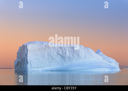 Iceberg au coucher du soleil à Hall Bredning, Scoresbysund, Groenland Banque D'Images