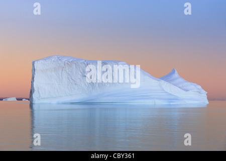 Iceberg au coucher du soleil à Hall Bredning, Scoresbysund, Groenland Banque D'Images