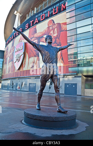 Londres, Statue de Tony Adams à l'Emirates stadium, Décembre 2011 Banque D'Images