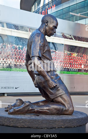 Londres, Statue de Thierry Henry à l'Emirates stadium, Décembre 2011 Banque D'Images