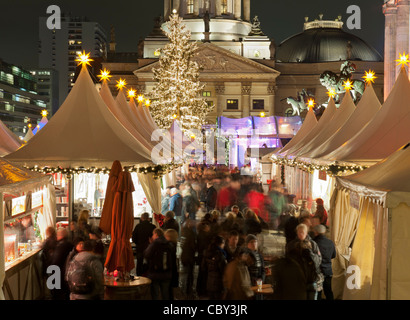 Vue de nuit traditionnels occupé Marché de Noël allemand à Berlin Mitte Berlin en Allemagne Banque D'Images