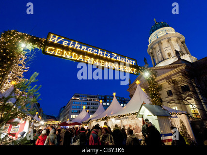 Vue de nuit traditionnels occupé Marché de Noël allemand à Berlin Mitte Berlin en Allemagne Banque D'Images