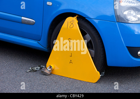 Véhicule non taxés avec DVLA collier roue sur une rue au Royaume-Uni Banque D'Images