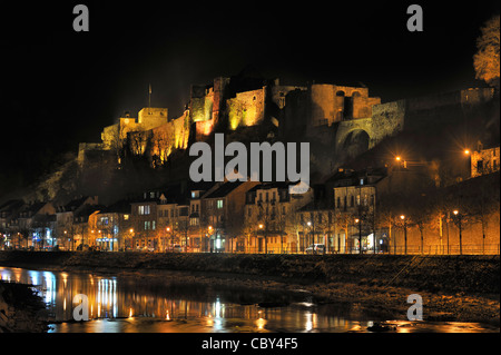 La cité médiévale du château de Bouillon le long de la Semois la nuit, Ardennes Belges, Belgique Banque D'Images