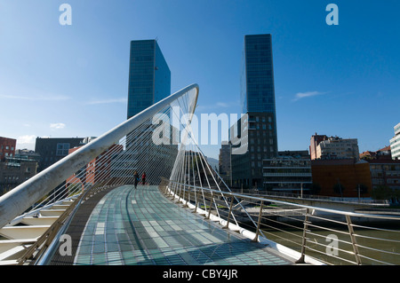 Avis de deux tours et d'Isozaki Atea (Zubizuri Campo Volantin) pont. Bilbao, Espagne Banque D'Images