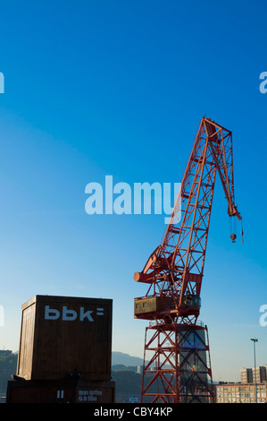 Grue de la Tour rouge au Musée maritime de Bilbao, BBK, Espagne Banque D'Images