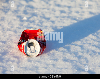 Un gros plan isolé de la bière rouge écrasée peut être couché sur le sol sur la neige à Winter, Finlande Banque D'Images