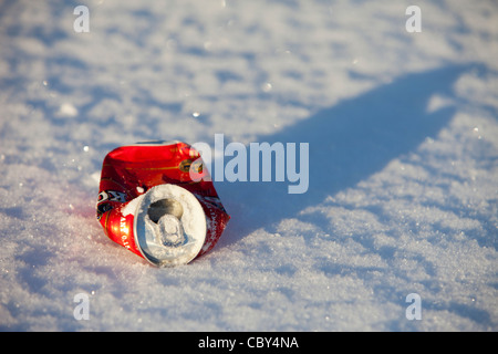 Un gros plan isolé d'une bière rouge écrasée peut être couché sur le sol sur la neige à Winter, Finlande Banque D'Images