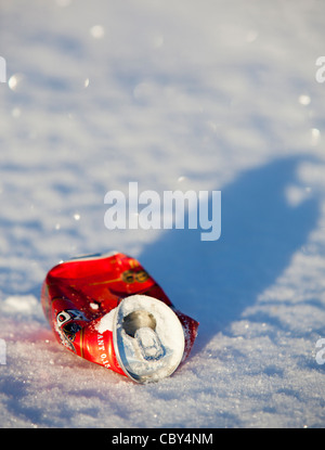 Un gros plan isolé d'une bière rouge écrasée peut être couché sur le sol sur la neige à Winter, Finlande Banque D'Images