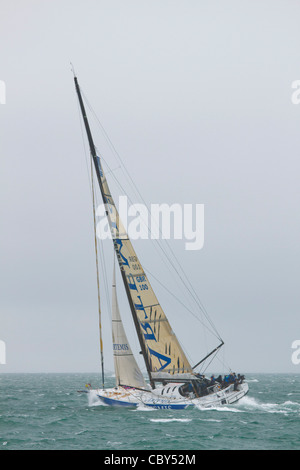 Artemis Ocean Racing en compétition dans le 2011 J. P. Morgan le Tour de l'Île Yacht race près les aiguilles phare, île de Wight. Banque D'Images