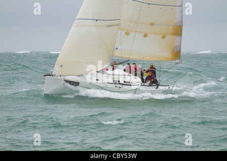 Location et de l'équipage qui se font concurrence sur les 2011 J. P. Morgan le Tour de l'Île Yacht race près les aiguilles phare, île de Wight. Banque D'Images