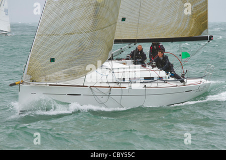 Location et de l'équipage qui se font concurrence sur les 2011 J. P. Morgan le Tour de l'Île Yacht race près les aiguilles phare, île de Wight. Banque D'Images