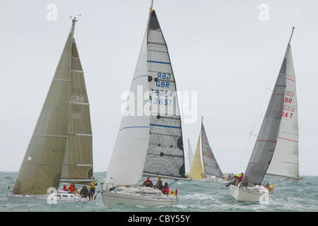 Yachts et des équipes en compétition dans le 2011 J. P. Morgan le Tour de l'Île Yacht race près les aiguilles phare, île de Wight. Banque D'Images