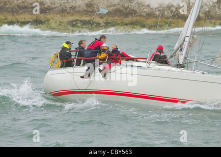 Location et de l'équipage qui se font concurrence sur les 2011 J. P. Morgan le Tour de l'Île Yacht race près les aiguilles phare, île de Wight. Banque D'Images