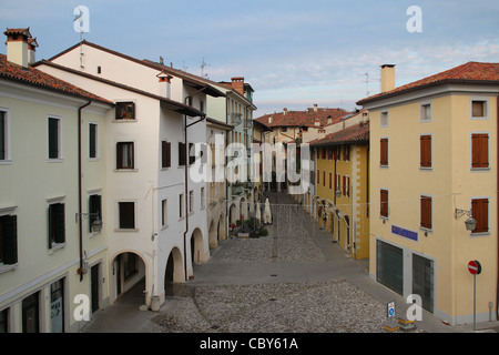 Corso Roma avec vue sur le 'Palazzo Monaco' dans le centre historique de San Daniele del Friuli, Italie Banque D'Images