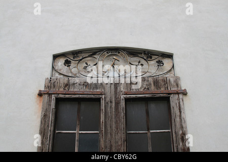 Une vieille fenêtre décorée d'une forge vu en Spilimbergo, Italie. Banque D'Images