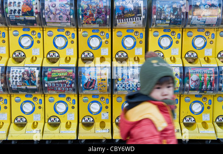Distributeur automatique lumineux à Tokyo au Japon. Banque D'Images