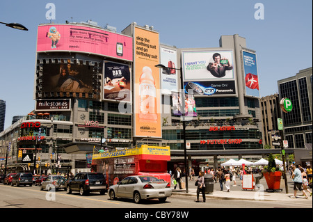 Yonge-Dundas Square de Toronto le 6 mai 2011. Une place publique inspire de Times Square attire des milliers de touristes et habitants Banque D'Images