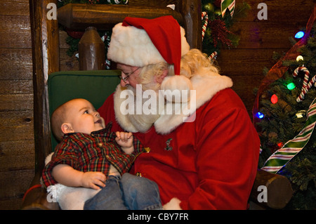 Huit mois avec le Père Noël Bébé garçon Banque D'Images