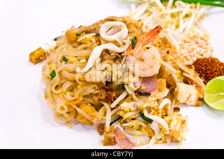 Pad Thaï de fruits de mer plat de nouilles de riz frits sur une plaque blanche Banque D'Images
