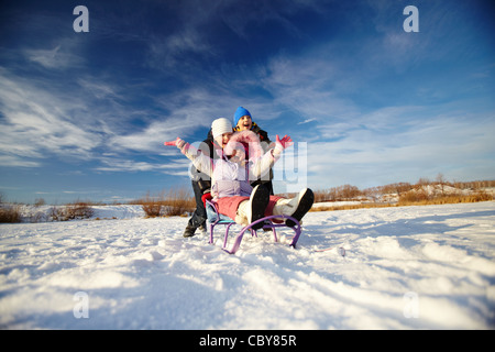 Enfants joyeux dans winterwear heureux d'avoir du temps à l'extérieur Banque D'Images