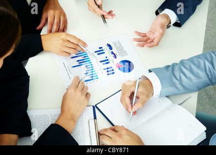 Image de la main de l'homme avec des stylos plus de documents d'affaires à la réunion Banque D'Images