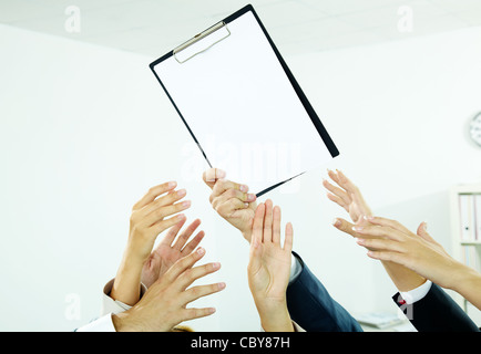 Image de plusieurs des mains d'essayer d'obtenir le papier de la main des hommes Banque D'Images