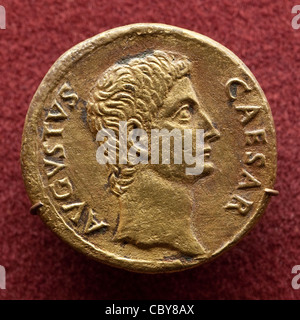 Ancienne cité romaine pièce Aurei représentant l'empereur romain Gaius Julius Caesar Augustus Banque D'Images