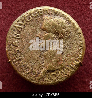 Ancienne cité romaine pièce Aurei représentant l'empereur romain Gaius Julius Caesar Augustus Germanicus Banque D'Images