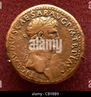 Ancienne cité romaine pièce Aurei représentant Caius Julius Caesar Augustus Germanicus Banque D'Images