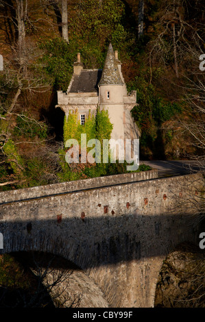 Le vieux pont d'Avon et Château Gatehouse à Ballindalloch Morayshire, en Écosse. 7817 SCO Banque D'Images